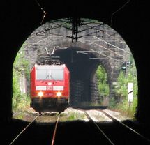 Elektrifizierung der Schwarzwaldbahn, Hängesäulen im Tunnel