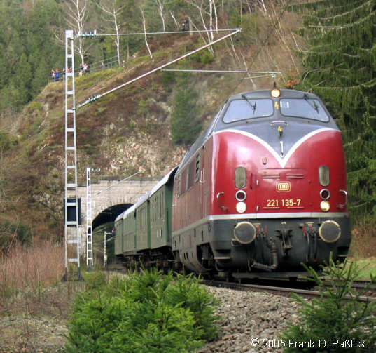 Die Schwarzwaldbahnlok V200 hat soeben den Gaisloch-Tunnel durchfahren