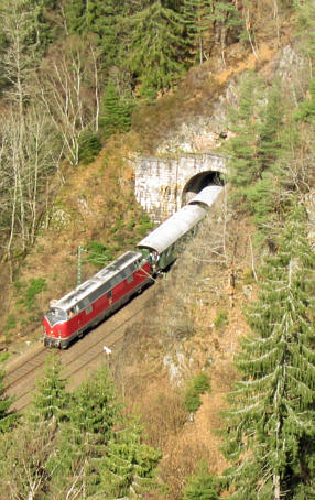 221 135 verlässt am Ostermontag 2005 den Gummambs-Tunnel in Richtung Triberg