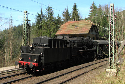 Dampflok 50 3673 rollt kurz vor Triberg am Posten 60 Schwarzwaldbahn vorbei