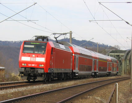 Doppelstockwagen geführt von Baureihe 146 auf der Schwarzwaldbahn