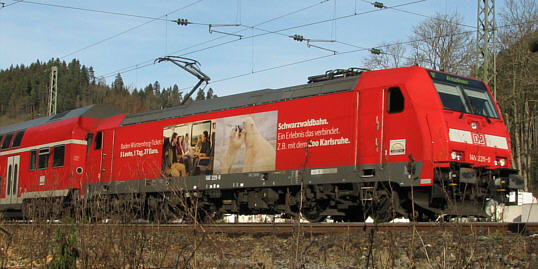 146 229 mit neuen Doppelstockwagen in Triberg