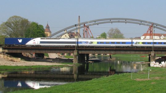 Züge auf der alten Murgbrücke