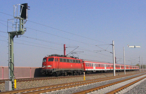 RE mit 110 462 auf der NBS/ABS im Rheintal bei Steinbach