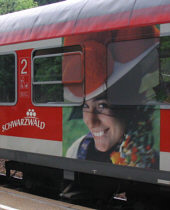 Bollenhut-Mädchen am ABn auf der Schwarzwaldbahn