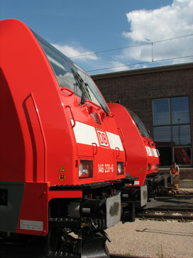 Lok 146 116 und Schwarzwaldbahnlok 146 231 nebeneinander im Werk Freiburg